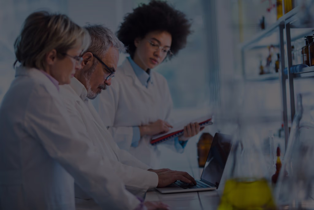 Chercheurs travaillant en laboratoire